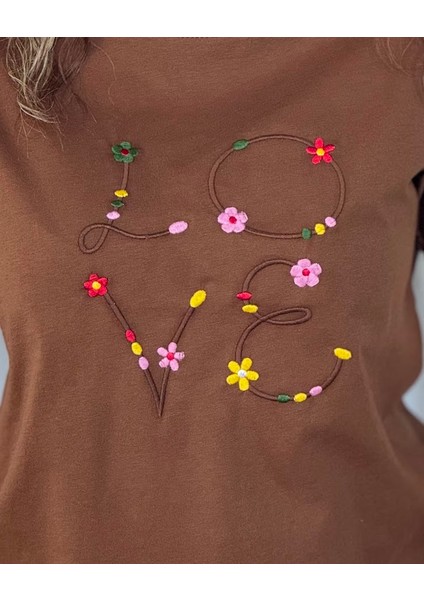 Çiçek Nakışlı T-Shirt fırsatları