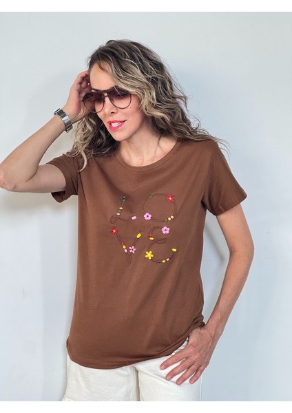 Çiçek Nakışlı T-Shirt indirimleri