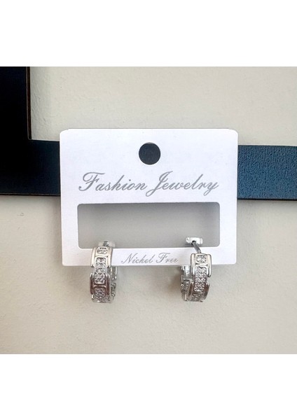 Gümüş Renk Taşlı Modern Halka Çelik Küpe – Şık ve Zarif Tasarım