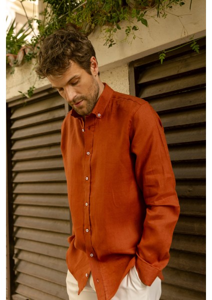 Erkek %100 Keten Kiremit Rengi Düğmeli Yaka Modern Fit Cepsiz Gömlek fiyatları