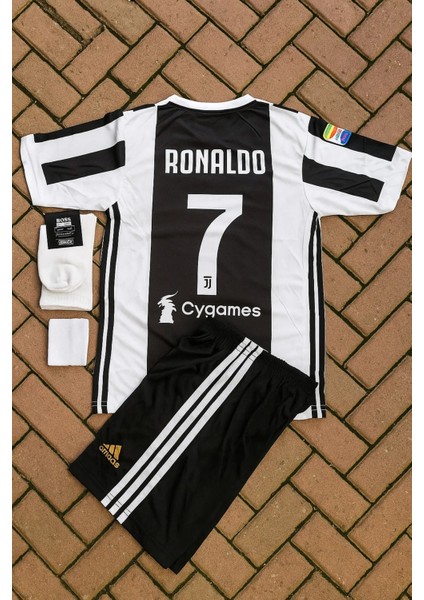Cristiano Ronaldo Juventus 2018/19 Sezon Siyah Beyaz Retro Çocuk Forması 4 Parça Forma+Şort+Çorap+Biliklik