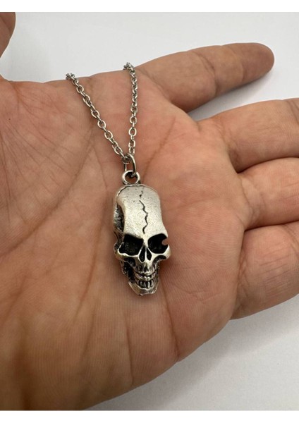 Karanlığın Izleri | Yaralı Kuru Kafa Desen Unisex Kolye – Metal Zincir