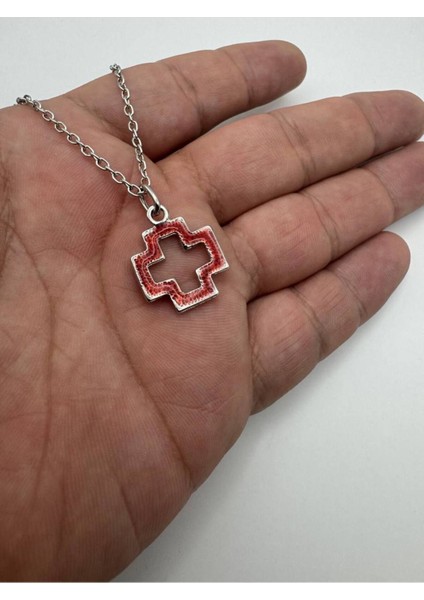 Kırmızı Minimal Haç Desen Unisex Kolye – Metal Zincirli, Zamak Kaplama Modern ve Sade Tasarım Takı
