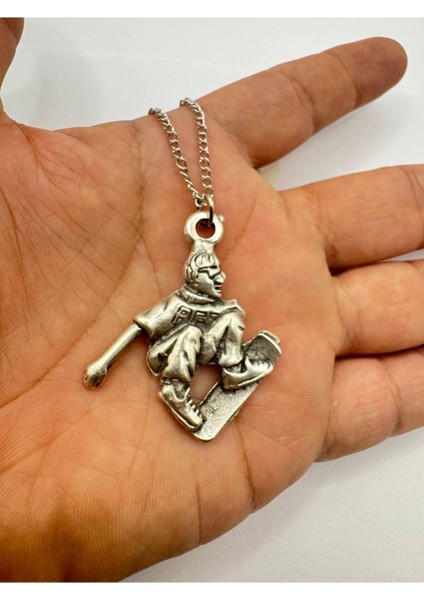 Urban Glide – Kaykay Yapan Genç Desen Unisex Kolye (Metal Zincirli)