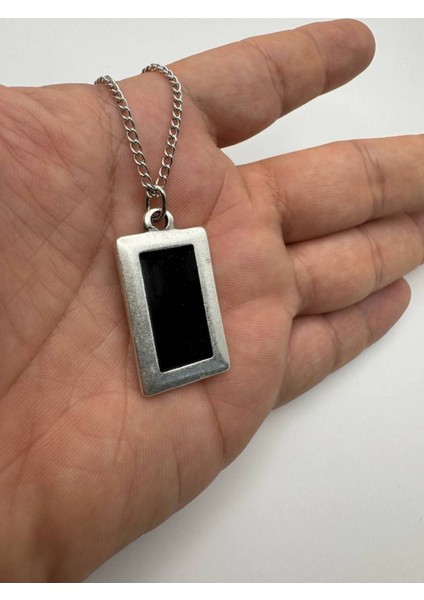 Siyah Dikdörtgen Desen Kolye – Unisex Minimal Tasarım (Metal Zincirli)