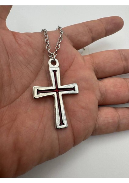 Kırmızı Haç Desen Kolye – Metal Zincirli Gotik ve Şık Takı