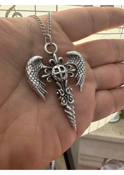 Kanatlı Hançer Desen Unisex Kolye – Metal Zincirli, Güç ve Özgürlüğün Sembolü
