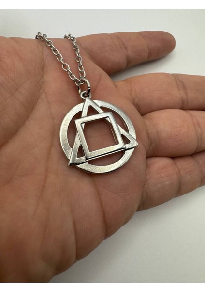 Iç Içe Geçmiş Geometrik Desen Kolye – Metal Zincirli Zamak Kaplama Unisex Modern Takı