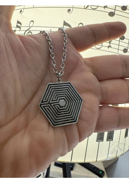 K-Pop Exo Logo Kolye – Metal Zincirli Unisex Aksesuar | Siyah Metal Tasarım