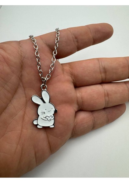 Sevimli Tavşan Desen Kolye – Metal Zincirli Tatlı ve Zarif Takı