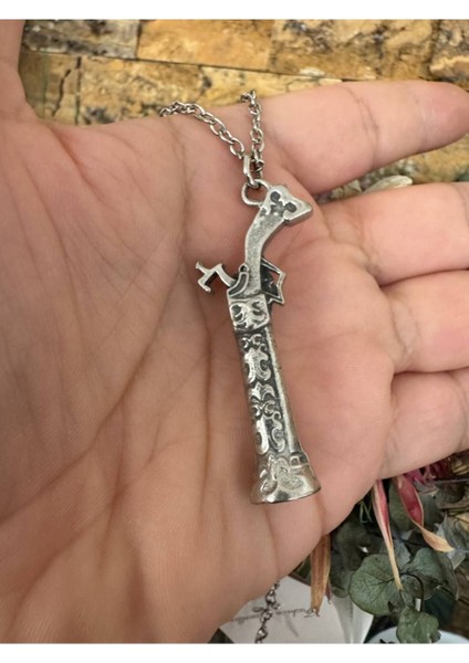 Korsan Tüfeği Desen Retro Kolye – Gümüş Renk Unisex Metal Takı