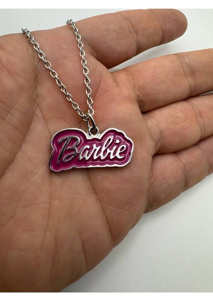 Silver Yazılı Pembe Barbie Logo Desen Kolye – Metal Zincirli Şık ve Trendy Takı