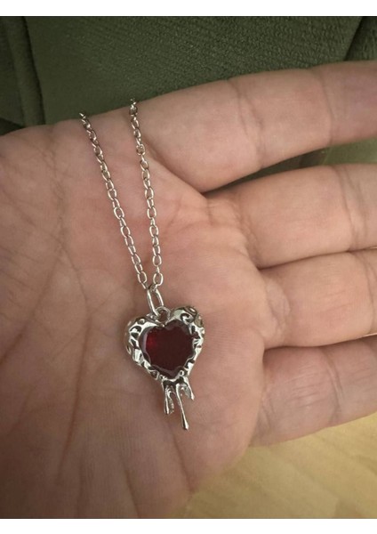 Kırmızı Taşlı Akan Kalp Desen Unisex Kolye – Metal Zincirli, Duygusal ve Etkileyici Tasarım