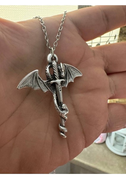 Ejderha ve Kılıç Desen Unisex Kolye – Metal Zincirli, Güç ve Cesaret Sembolü