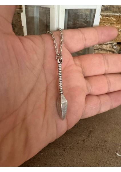 Mızrak Ucu Desen Unisex Kolye – Metal Zincirli Güç ve Hedef Temalı Tasarım