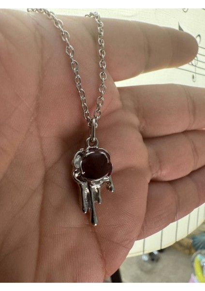 Canlı Kırmızı Scarlet Kalp Unisex Kolye – Tutkunun ve Zarafetin Sembolü