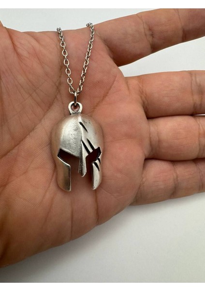 Gladyatör Miğferi Desen Kolye – Metal Zincirli Zamak Kaplama Unisex Savaşçı Aksesuar