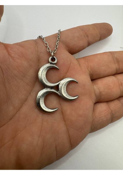 Sade Üç Hilal Desen Gümüş Renk Unisex Kolye – Anlamlı ve Zarif Tasarım