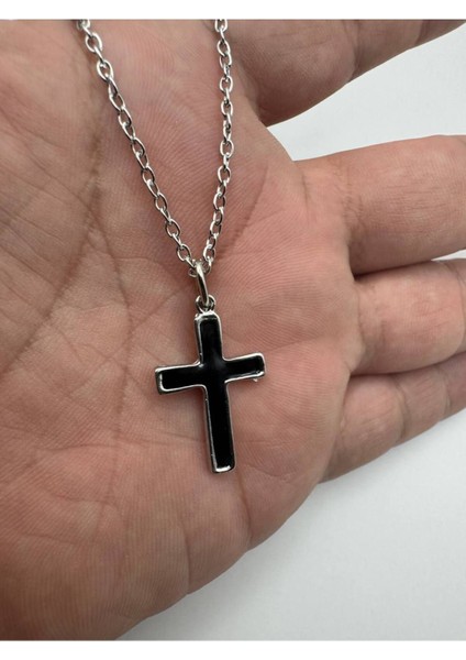 Siyah Mineli Gotik Haç Desen Unisex Kolye – Metal Zincirli, Dini ve Alternatif Tarz Takı