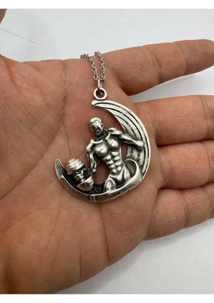 Güç ve Sakinliğin Buluşması – Halterci Desen Ay Sembolü Unisex Kolye (Metal Zincirli)