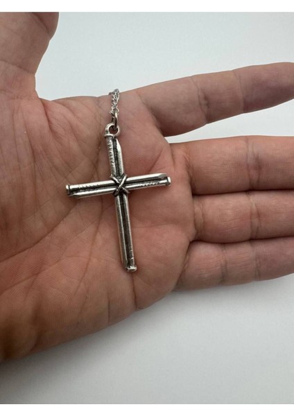 Çivili Haç Desen Unisex Kolye – Metal Zincirli, Gotik & Alternatif Metal Takı