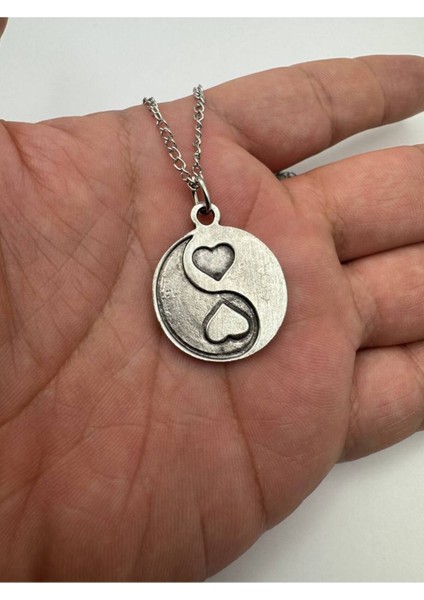 Yin Yang Kalp Sembolü Unisex Kolye – Metal Zincirli, Zamak Metal Aşk ve Denge Temalı Spiritüel Takı