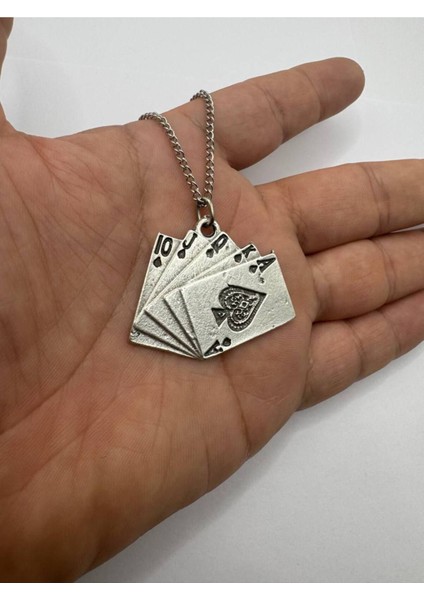 Iskambil Kart Destesi Desen Gümüş Renk Unisex Kolye – Şans ve Oyun Temalı Takı