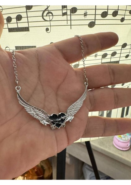 Angel Wings Siyah Kalp Desen Unisex Kolye – Masumiyet ve Gücün Sembolü