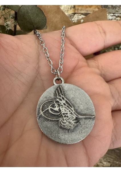 Osmanlı Tuğrası Desen Unisex Kolye – Gümüş Renk Metal Zincirli Metal Tasarım