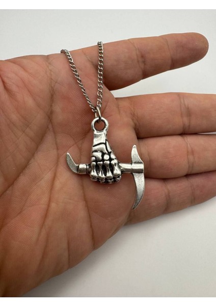 Çekiç Tutan El Desen Kolye – Metal Zincirli Zamak Kaplama Unisex Aksesuar