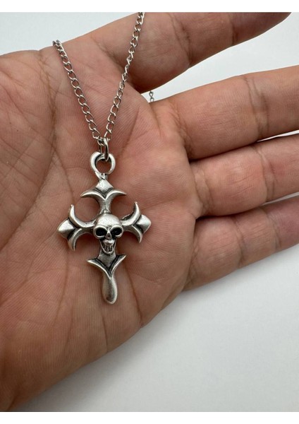Kuru Kafa ve Haç Desen Kolye – Metal Zincirli, Gotik & Unisex Takı