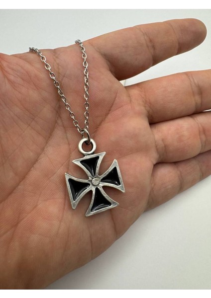 Siyah Kare Haç Desen Kolye – Metal Zincirli, Gotik & Unisex Takı