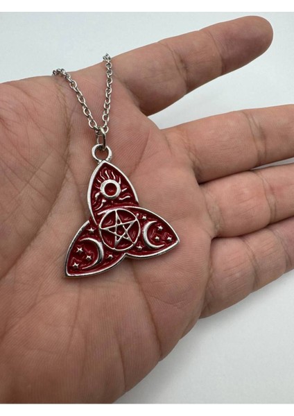 Triquetra ve Güneş-Ay-Yıldız-Pentagram Desen Kırmızı Kolye – Metal Zincirli, Gotik & Unisex Takı