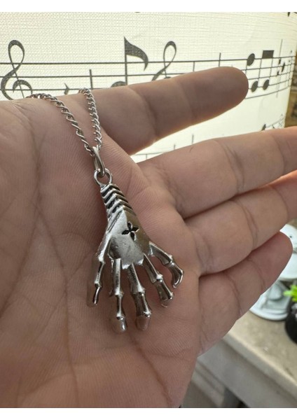 Iskelet El Unisex Kolye – Gotik ve Cesur Stilinizin Simgesi