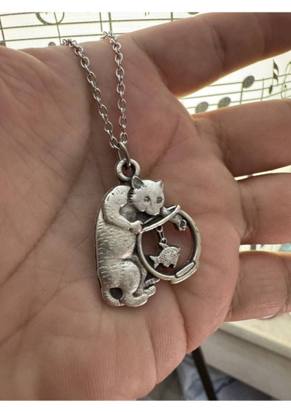Balık Yakalayan Kedi Desen Unisex Kolye – Neşeli ve Dinamik Tasarım