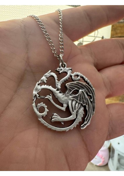Thrones Targaryen Ejderha Desen Unisex Kolye – Metal Zincirli, Gücün ve Ateşin Sembolü
