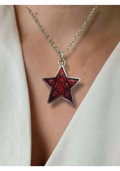 Crimson Star Unisex Kolye – Parlak Kırmızının Gücü Boynunuzda