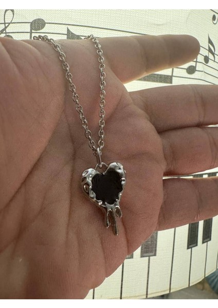 Black Crystal Heart Melting Unisex Kolye – Zarafet ve Gizemin Buluşması