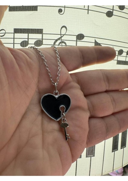 Siyah Kalp Desen Unisex Kolye – Metal Zincirli, Zarif ve Gotik Stil