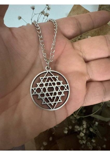 Sri Yantra Sembol Desen Kolye – Gümüş Renk Spiritüel Metal Unisex Takı