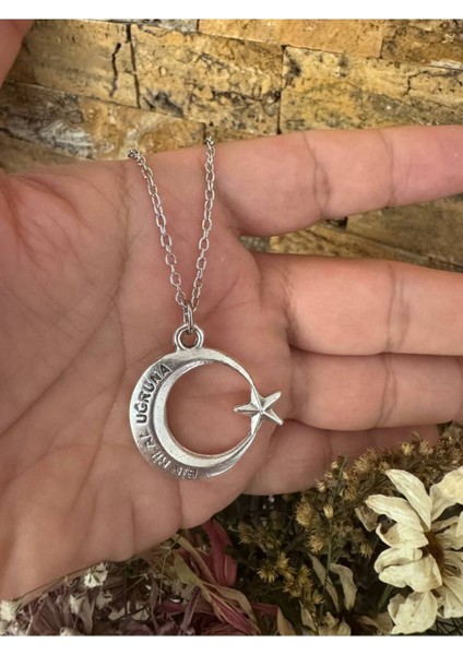 “bir Hilal Uğruna” Yazılı Ay Yıldız Desen Kolye – Gümüş Renk Unisex Zamak Metal Takı