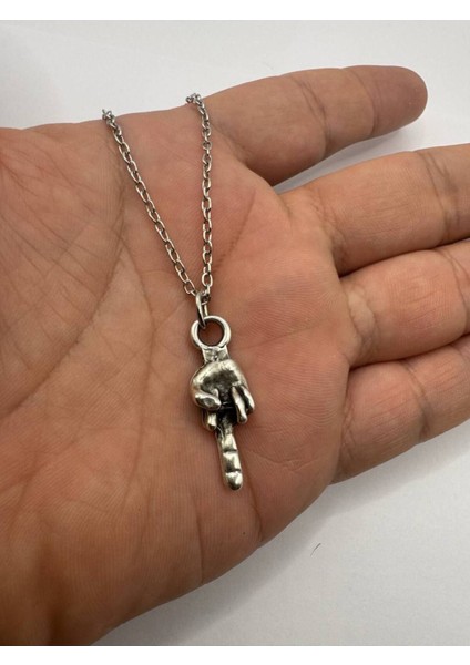 Orta Parmak Işaretli Unisex Metal Kolye – Provokatif Tasarım Metal Zincir