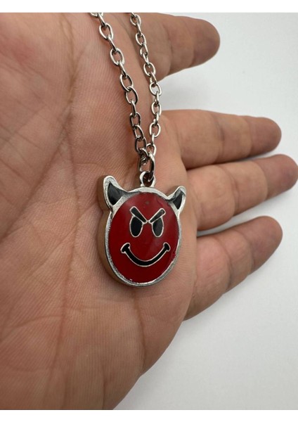 Kırmızı Devil Emoji Desen Unisex Kolye – Metal Zincirli Zamak Kaplama Gotik ve Eğlenceli Takı