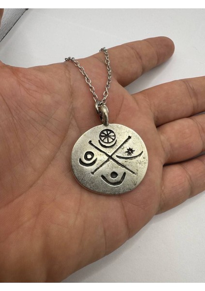 Atiye – Göbeklitepe Sembol Desen Kolye – Gümüş Renk Zamak Metal Spiritüel Unisex Takı