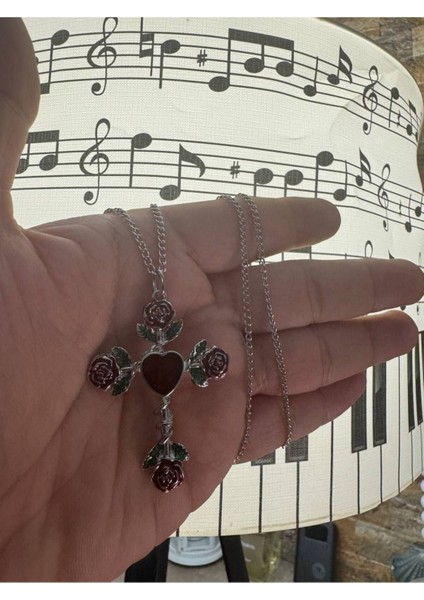 Kırmızı Güllü Haç Desen Unisex Kolye – Metal Zincirli, Romantik ve Sembolik Gotik Tasarım