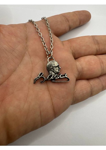 Mustafa Kemal Atatürk Imza ve Silüeti Desen Kolye – Gümüş Renk Unisex Metal Takı