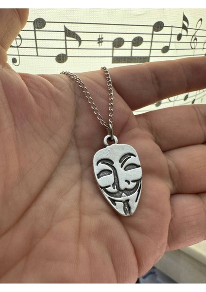 V For Vendetta Maskesi Desen Unisex Kolye – Özgürlüğün ve Direnişin Sembolü