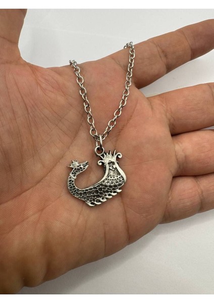 Queen Of Wisdom – Şahmeran Desen Unisex Kolye (Metal Zincirli)