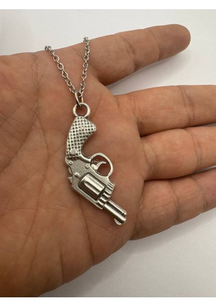 Silah Desen Gümüş Renk Unisex Metal Kolye – Güç ve Asi Tarzın Simgesi