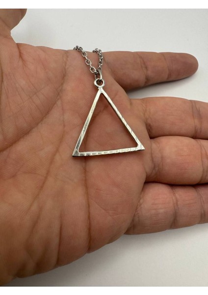 Minimal Üçgen Çerçeve Kolye – Metal Zincirli Modern Geometrik Unisex Aksesuar Ürün Açıklaması: